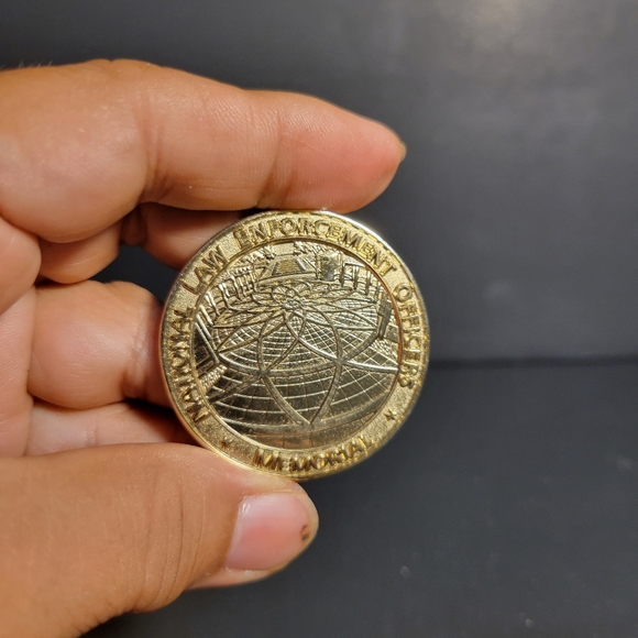 Lot of: 2013 - NTL Law Enforcement Officers Memorial Coin & $ Money Clip - Picture 6 of 7